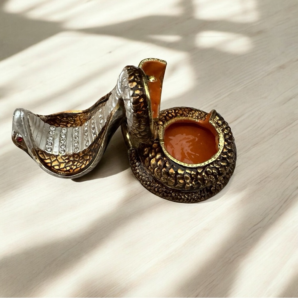 TCHOTCHKE- Elegant Gold and Silver Cobra Hinged Trinket holder-NIB - Picture 8 of 10